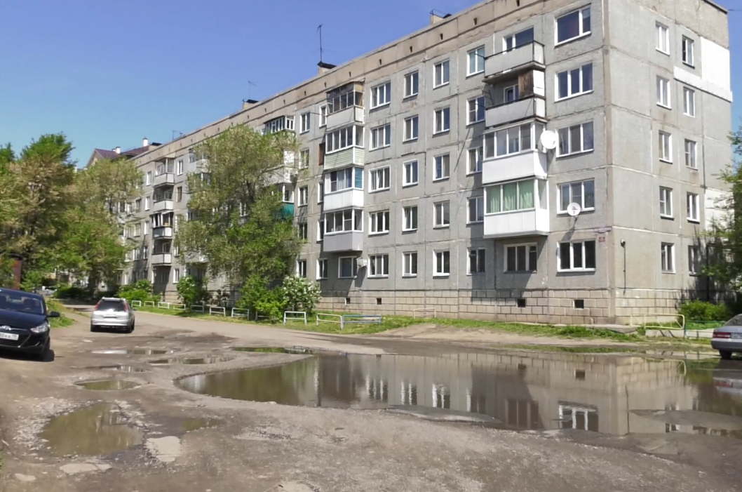 Абакан 24. Двор в городе. Трудовая 77 в Абакане. Въезд во двор с городской улицы. 77 Абакан Пермь.