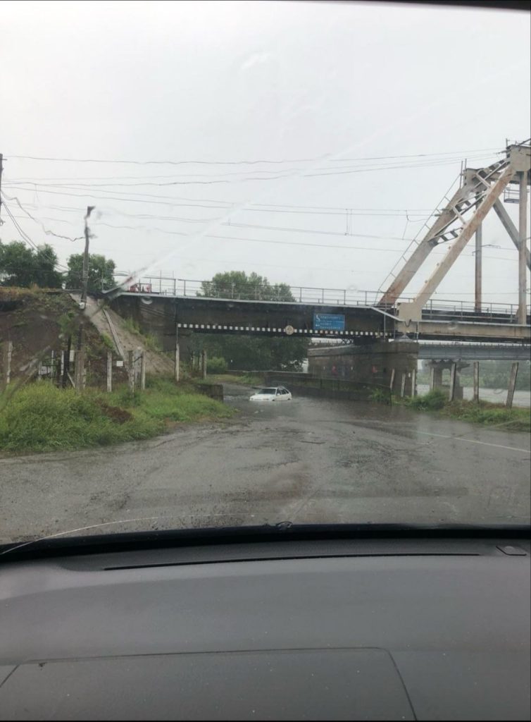 Проезд под ж/д мостом по улице Набережная в Абакане закрыт