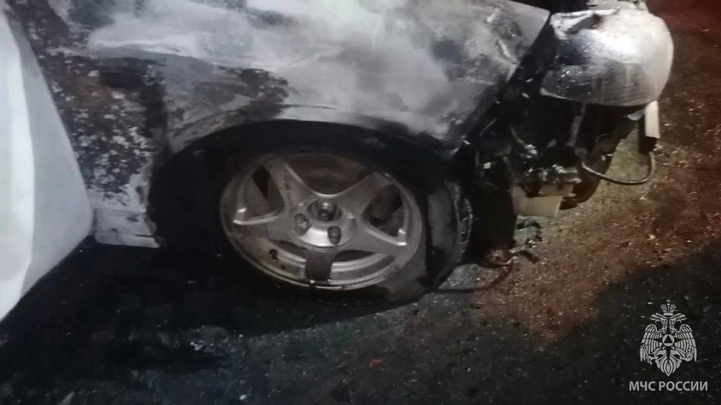 Умышленный поджог: черногорские пожарные ночью тушили автомобиль