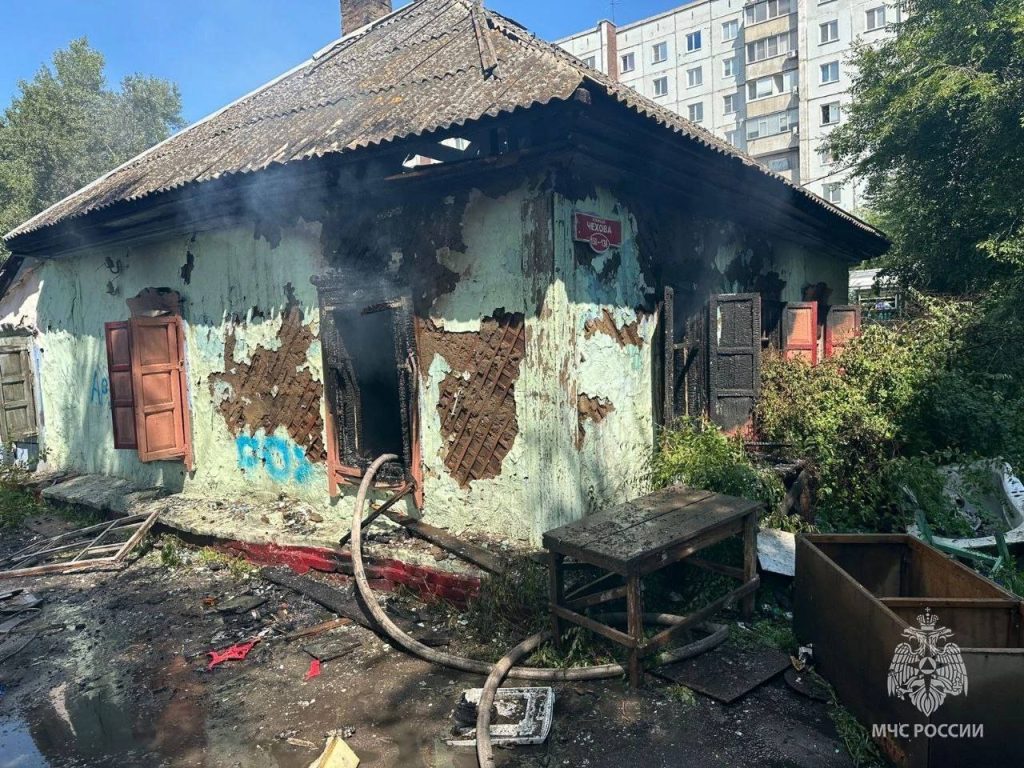 В Абакане неизвестные спалили заброшенный дом