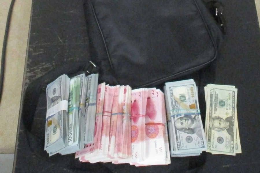 Больше 65 тысяч долларов США пытался вывезти в Китай житель Хакасии