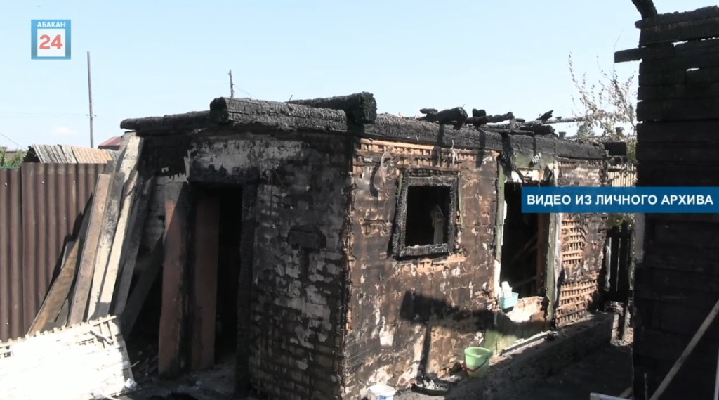 Сотрудник УФСИН Хакасии вывел из горящего дома семью, в том числе двоих маленьких детей