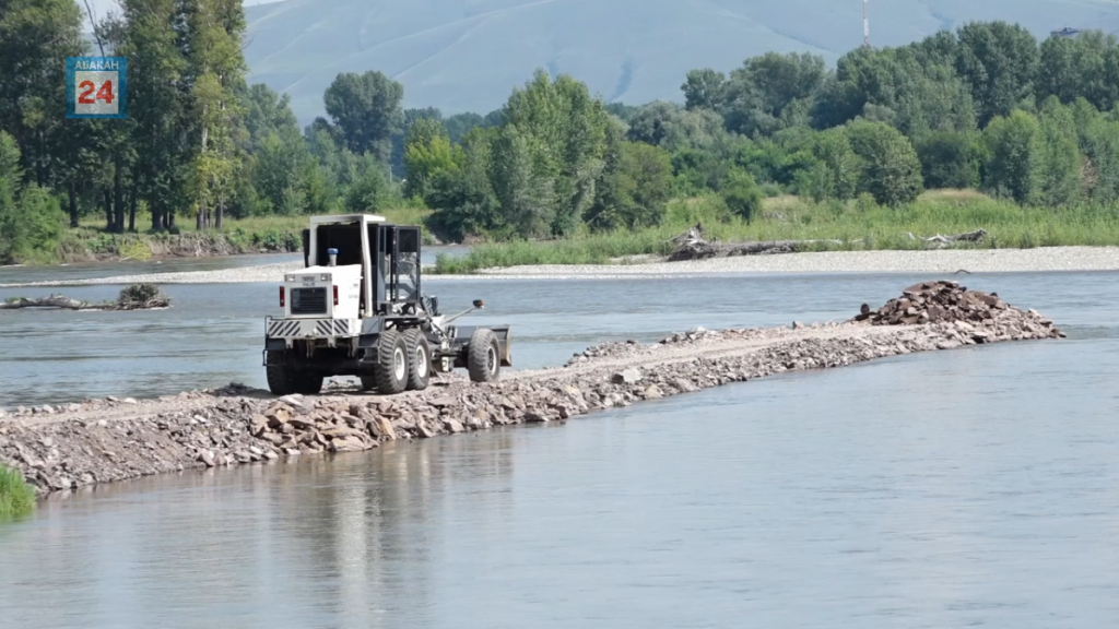Строительство переливной дамбы-траверсы на реке Абакан продолжается