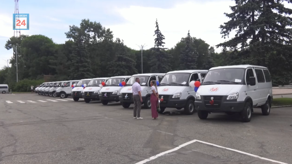 Новенькие автомобили вручили 12 многодетным семьям Хакасии. Вручила ценный подарок Мария Львова-Белова