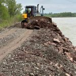 В Хакасии отсыпали дамбу, которую река угрожала подмыть