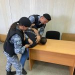 Шприц с подозрительной жидкостью пытался пронести уроженец Украины в Верховный суд Хакасии
