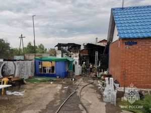 Баня, летние домики и асфальтовый завод горели в Хакасии