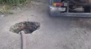 Водителя, сливающего нечистоты в неположенном месте, поймали экологи Хакасии