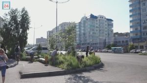 Большой субботник: рокарии на Кирова в Абакане пропололи сотрудники абаканской администрации