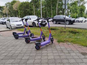 СИМы вывезут принудительно: федеральная сеть прокатчиков самокатов нарушает правила благоустройства Абакана