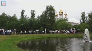Они — пример для подражания: в Абакане прошёл парад семейных пар