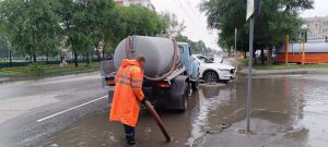 Абаканские коммунальщики бочками откачивают воду с городских улиц