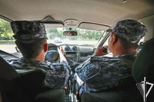 Ребёнка, потерявшегося на прогулке, помогли разыскать росгвардейцы в Саяногорске