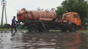 Откачано свыше тысячи кубов воды: абаканские коммунальщики «осушают» город после мощного ливня