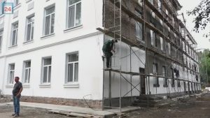 Последние штрихи на фасаде: абаканская 30 школа готовится предстать в новом облике