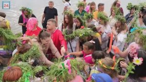 Венки, гадания и прыжки через костёр: день Ивана Купала в славянских традициях отпраздновал Абакан