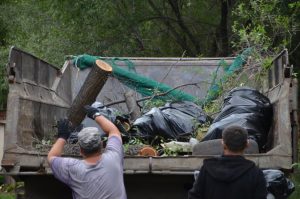 На одну свалку в Абакане стало меньше: активисты разобрали мусорные завалы у спуска виадука по улице Пушкина
