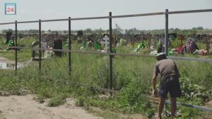 Защита от большегрузов: забор ставят строители по периметру абаканского кладбища №8
