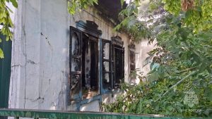 Из-за неосторожного обращения с огнем полыхал заброшенный дом в Абакане