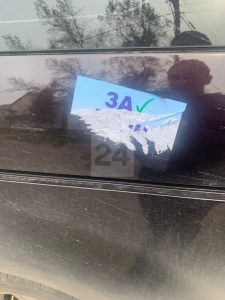 В день тишины в Черногорске неизвестные расклеили агитацию на чужие авто