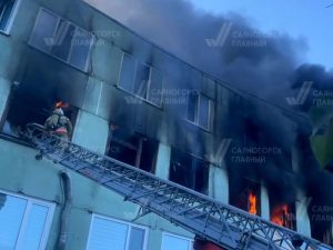 ‎Здание мебельной фабрики горело днём в Саяногорске‎