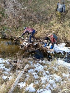 В Шира расчистили устье реки, чтобы  зимой она не подтапливала дома