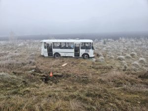 Дети получили тяжёлые травмы в аварии с перевернувшимся в Шушенском автобусом — их санавиацией доставят в Красноярск