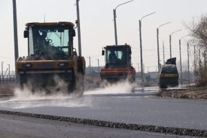 Верхний слой асфальта укладывают дорожники на Пирятинской в Абакане — объект сдадут раньше срока