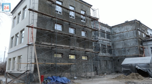 Часть фасада до сих пор «голая»: в новые сроки подрядчик 10 абаканской школы снова не уложился