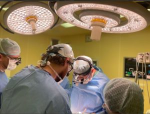 ‎Двойняшек из Хакасии с редким пороком сердца спасли красноярские врачи