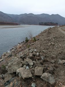 ‎Траверсы укрепляют  на  дамбе в Абазе