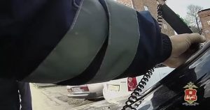 «Закатал» в плёнку даже лобовое: злостного тонировщика поймали полицейские в Черногорске