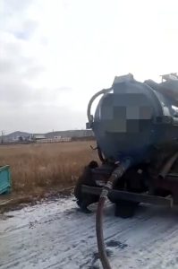 Сливал нечистоты в поле: штраф 40 тыс. руб. грозит водителю -нарушителю в Хакасии