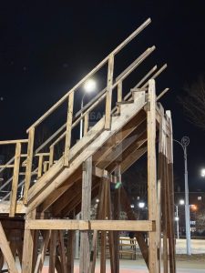 Каркас ледовых горок монтируют вЧерногорском парке Абакана
