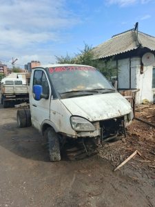 Борьба с «автохламом»: коммунальщики ищут владельцев брошенных авто в Абакане