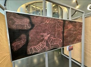 5000-летнюю плиту из Хакасии отреставрировали в Ленобласти