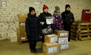 Дети — детям, дети — героям: ученики 31 школы Абакана собрали посылки для отправки на Донбасс
