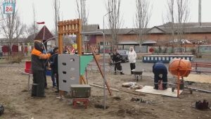 Игровой комплекс для самых маленьких жителей Нижней Согры монтируют в абаканском сквере «Заречье»