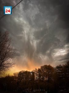 Сильный ветер движется на Хакасию