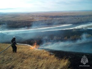 Фронт огня 6 км: степь тушили пожарные в Усть-Абаканском районе