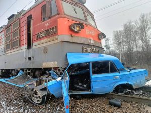 ЧП на ж/д путях: Жигули и локомотив столкнулись в Курагино