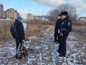 8 школьников, гуляющих по тонкому льду, попались в Абакане инспекторам