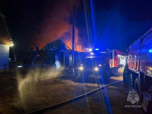 Дом и гараж с авто сгорели в Черногорске