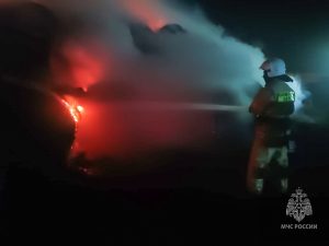 75 тонн сена сгорело в Первомайском — с огнём боролись сразу на нескольких улицах села