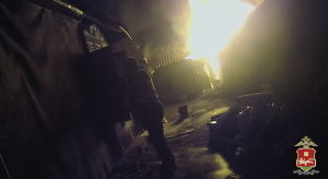 Дорожные полицейские в Черногорске спасли жильцов дома, рядом с которым вспыхнула баня