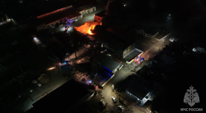 Тысяча квадратных метров в огне: в Абакане горел склад с автомобилями и картоном