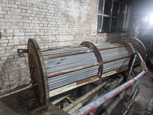 Восстановительные работы на котельной в Сорске продолжаются:  коммунальщики устраняют дефекты на трубной части подогревателя