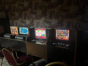 17 игровых автоматов у организаторов подпольного казино конфисковали приставы в Хакасии