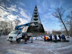 Главная ёлка столицы Хакасии «обрастает» хвоей