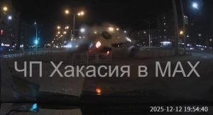 Перевернулся и встал на колеса: жуткое столкновение машин в Абакане